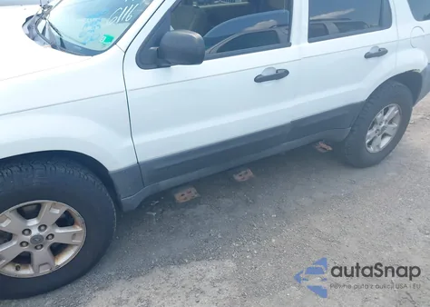 2005 Ford Escape Xlt from USA, damaged, VIN 1FMYU93195KA56736